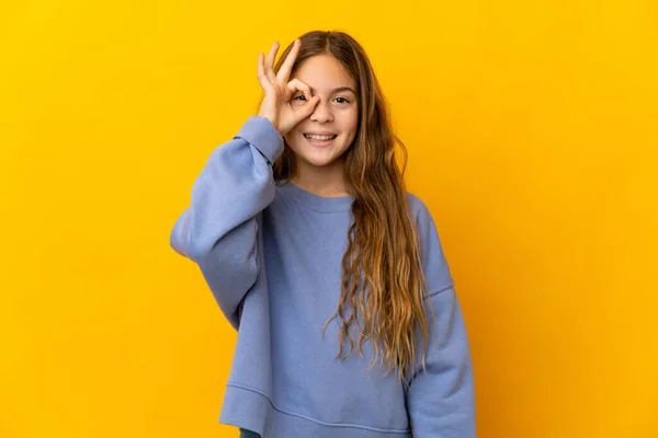 Ребенок Изолированном Желтом Фоне Показывает Знак Пальцами — стоковое фото