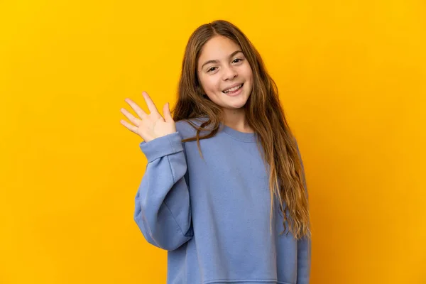 Kind Geïsoleerde Gele Achtergrond Salueren Met Hand Met Vrolijke Uitdrukking — Stockfoto