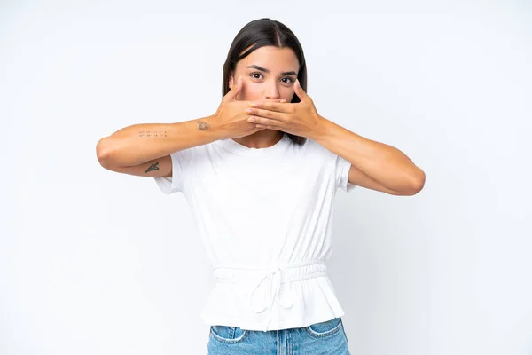 年轻的高加索女人 双手捂住嘴 被白色背景隔离 — 图库照片