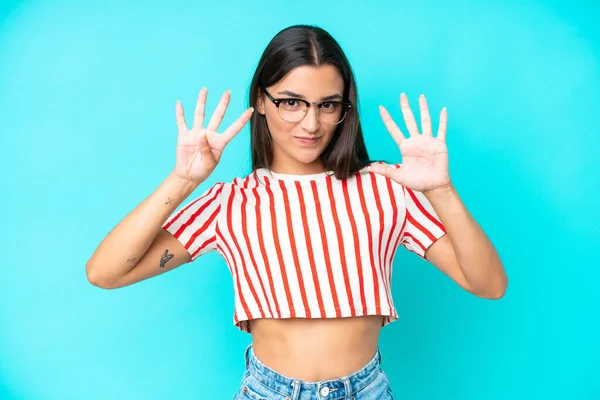 Jonge Blanke Vrouw Geïsoleerd Blauwe Achtergrond Tellen Negen Met Vingers — Stockfoto