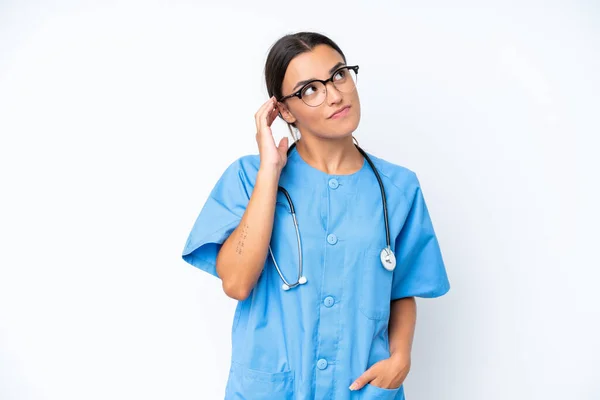Enfermera Joven Aislada Sobre Fondo Blanco Pensando Una Idea —  Fotos de Stock
