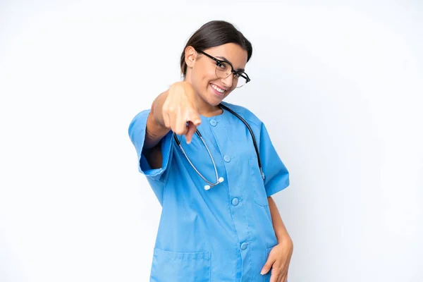 Joven Enfermera Aislada Sobre Fondo Blanco Señala Con Dedo Con —  Fotos de Stock