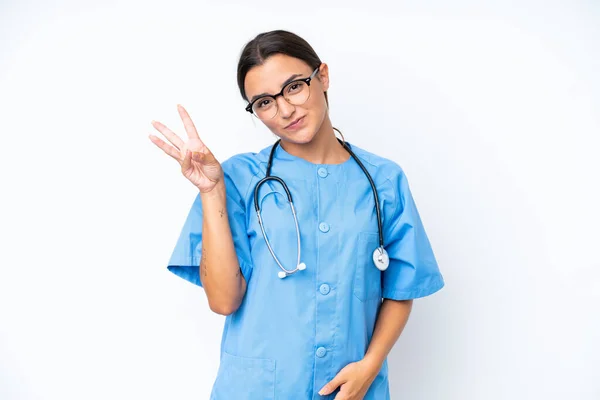 白い背景に孤立した若い看護師の女性幸せと指で3カウント — ストック写真