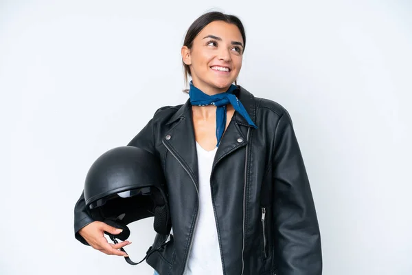 若いですCaucasian女性とともにオートバイヘルメット隔離上の青の背景考え方上のアイデアを見上げます — ストック写真