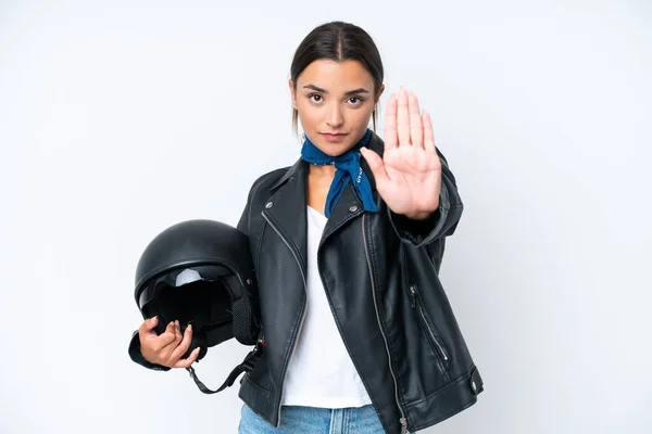 若いですCaucasian女性とともにオートバイヘルメット隔離上の青背景作りストップジェスチャー — ストック写真