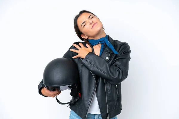若いです白人女性とともにオートバイのヘルメット肩の痛みに苦しんでいる青の背景に隔離された努力をした — ストック写真