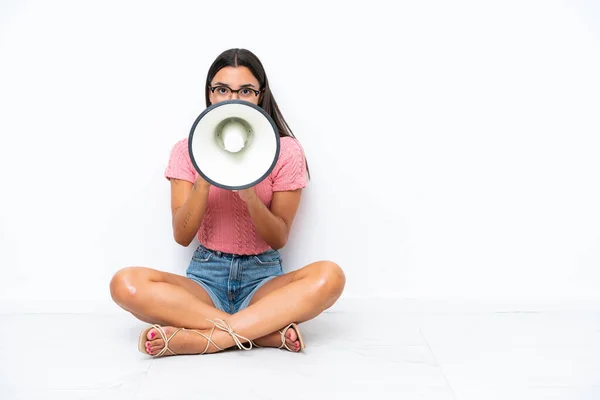 Junge Kaukasische Frau Sitzt Isoliert Auf Dem Boden Und Brüllt — Stockfoto