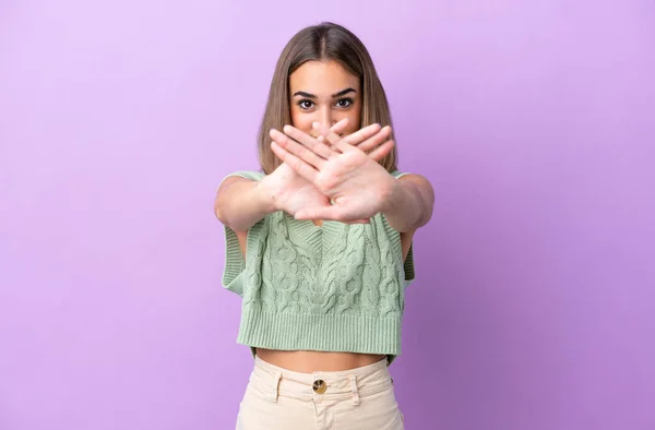 Joven Mujer Caucásica Aislada Sobre Fondo Púrpura Haciendo Stop Gesture —  Fotos de Stock