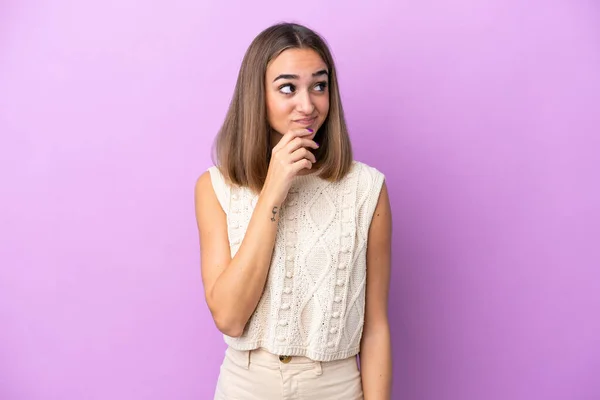 Mulher Caucasiana Jovem Isolado Fundo Roxo Olhando Para Cima — Fotografia de Stock