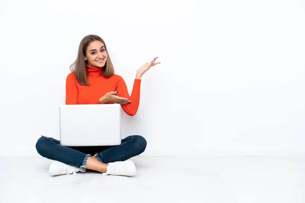 Genç Beyaz Bir Kadın Dizüstü Bilgisayarıyla Yerde Oturuyor Davet Edildiği — Stok fotoğraf