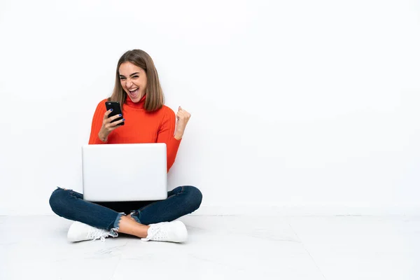 Junge Kaukasische Frau Sitzt Mit Laptop Und Telefon Auf Dem — Stockfoto