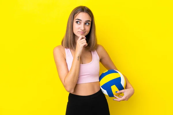 Junge Frau Spielt Auf Gelbem Hintergrund Isoliert Volleyball Und Schaut — Stockfoto