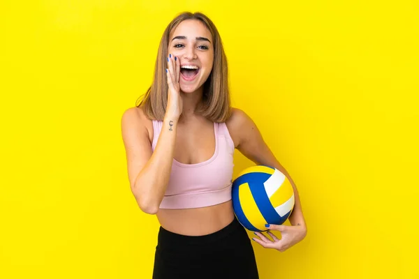 Junge Frau Spielt Auf Gelbem Hintergrund Isoliert Volleyball Und Schreit — Stockfoto