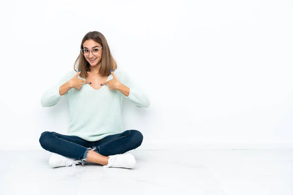 Jonge Blanke Vrouw Zitten Vloer Geïsoleerd Witte Achtergrond Met Verrassing — Stockfoto