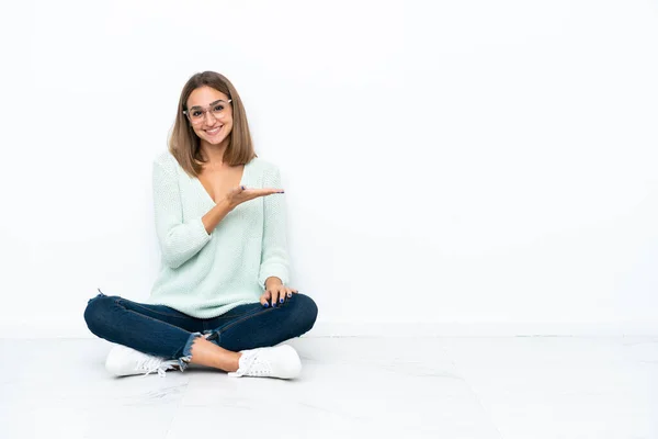 Young Caucasian Woman Sitting Floor Isolated White Background Presenting Idea — Foto de Stock