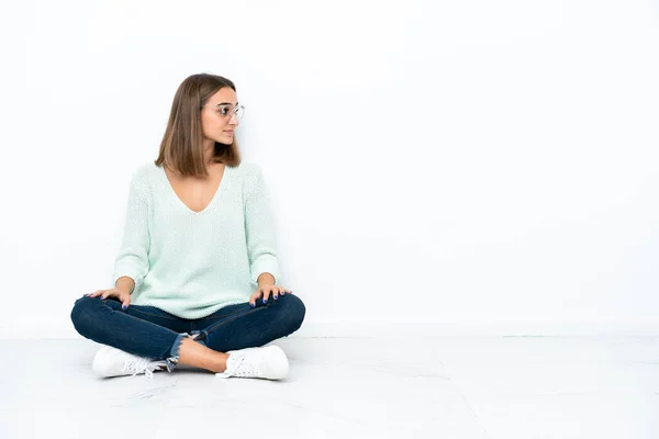 Mujer Joven Caucásica Sentada Suelo Aislada Sobre Fondo Blanco Posición — Foto de Stock