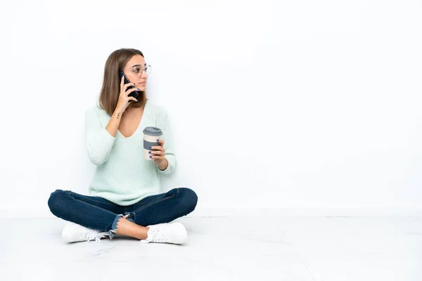 Junge Kaukasische Frau Sitzt Auf Dem Boden Isoliert Auf Weißem — Stockfoto