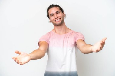 Beyaz arka planda izole edilmiş beyaz, yakışıklı bir adam sunar ve davet eder.