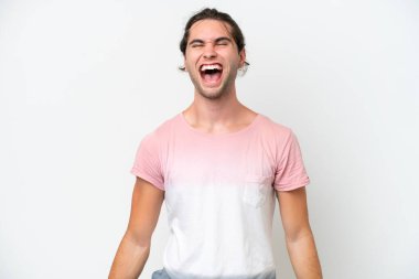 Beyaz arka planda izole edilmiş beyaz, yakışıklı bir adam ağzı açık bir şekilde öne doğru bağırıyor.