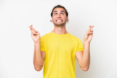 Beyaz arka planda izole edilmiş beyaz tenli yakışıklı adam, şans diliyor ve en iyisini diliyor.