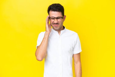 Genç, yakışıklı, soyutlanmış, sarı arka plan, baş ağrısı.