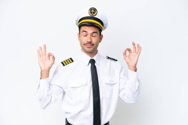 Zen pozunda izole edilmiş beyaz arka plan üzerinde uçak pilotu