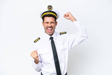 İzole edilmiş beyaz arka plan üzerinde uçak pilotu zaferi kutluyor
