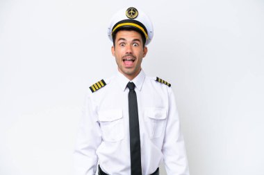 İzole edilmiş beyaz arka planda, şaşırmış yüz ifadesi olan uçak pilotu.