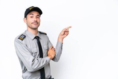 İzole edilmiş beyaz arka planda genç bir koruma var.