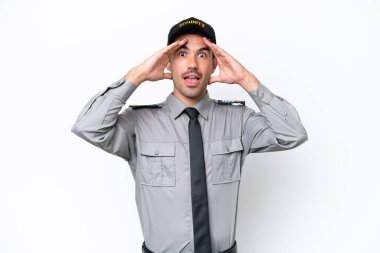 İzole edilmiş beyaz arka planda, sürpriz ifadeli genç güvenlik görevlisi.