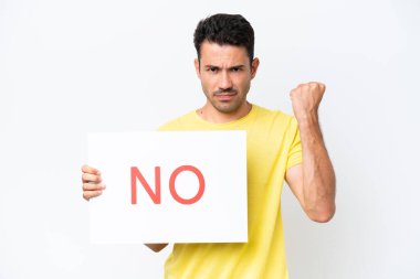 İzole edilmiş beyaz arka planı olan genç yakışıklı bir adam elinde 