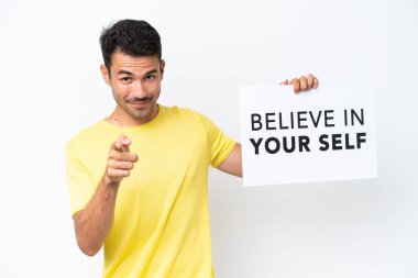 İzole edilmiş beyaz arka planı olan genç yakışıklı bir adam. Elinde 