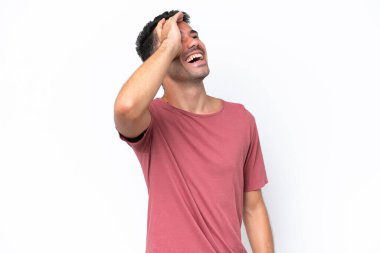 Genç yakışıklı, soyutlanmış beyaz bir arka plan. Çok gülüyor.