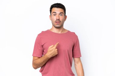 Kendini gösteren soyutlanmış beyaz bir geçmişi olan yakışıklı bir genç.