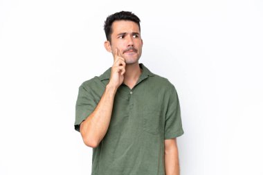 Soyutlanmış beyaz bir geçmişi olan genç yakışıklı bir adam. Şüpheleri ve düşünceleri var.