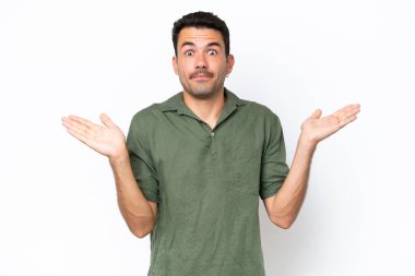 Soyutlanmış beyaz arka planda genç yakışıklı bir adam şüpheli hareketler yapıyor.