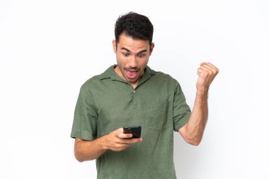 Soyutlanmış beyaz bir geçmişi olan yakışıklı genç bir adam şaşırdı ve bir mesaj gönderiyor.