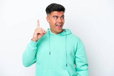 Beyaz arka planda soyutlanmış beyaz tenli yakışıklı bir adam çözümü bulmak için parmağını kaldırıyor.