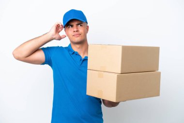 Beyaz arka planda izole edilmiş beyaz bir adamın şüpheleri ve düşünceleri var.