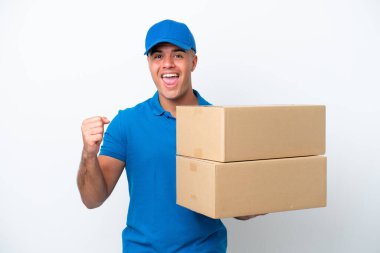 Beyaz arka planda izole edilmiş beyaz bir adam galibiyeti kutluyor.