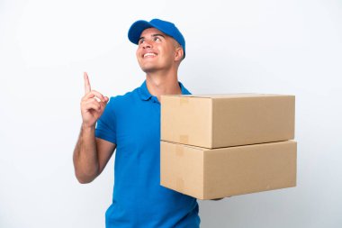 Beyaz arka planda izole edilmiş beyaz adam harika bir fikre işaret ediyor.