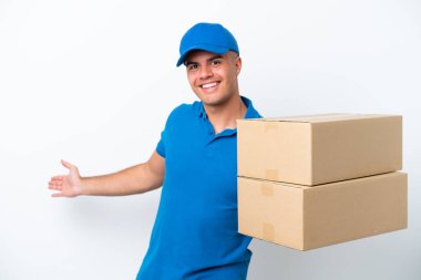 Beyaz arka planda izole edilmiş beyaz bir adam. Gelmesi için ellerini yana uzatıyor.