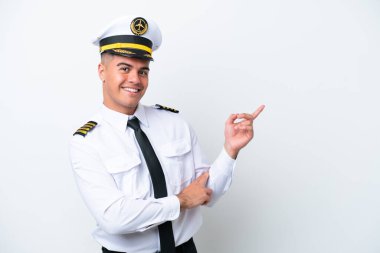 Uçak pilotu, beyaz arka planda izole edilmiş beyaz bir beyaz adam.