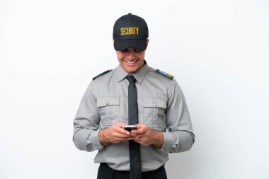 Beyaz arka planda izole edilmiş beyaz bir güvenlik görevlisi cep telefonuyla mesaj gönderiyor.