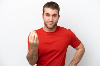 Beyaz arka planda izole edilmiş genç beyaz adam İtalyan jestleri yapıyor.