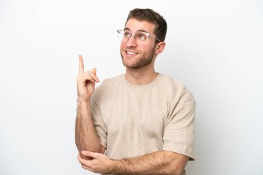 Beyaz arka planda izole edilmiş genç beyaz adam harika bir fikre işaret ediyor