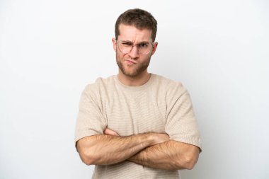 Beyaz arka planda izole edilmiş, mutsuz bir ifadeyle genç beyaz bir adam.