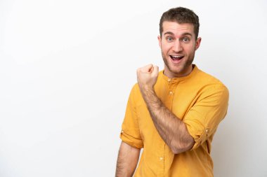 Beyaz arka planda izole edilmiş genç beyaz adam zaferi kutluyor.