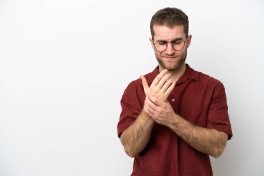 Beyaz arka planda izole edilmiş genç beyaz bir adam ellerinde acıdan muzdarip.