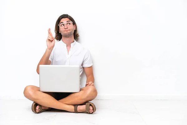 Jovem Homem Bonito Com Laptop Sentado Chão Isolado Fundo Branco — Fotografia de Stock